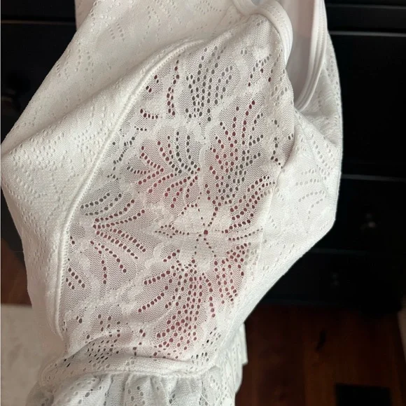 NWT HALARA Round Neck Ruffle Hem White Top - Picture 6 of 8